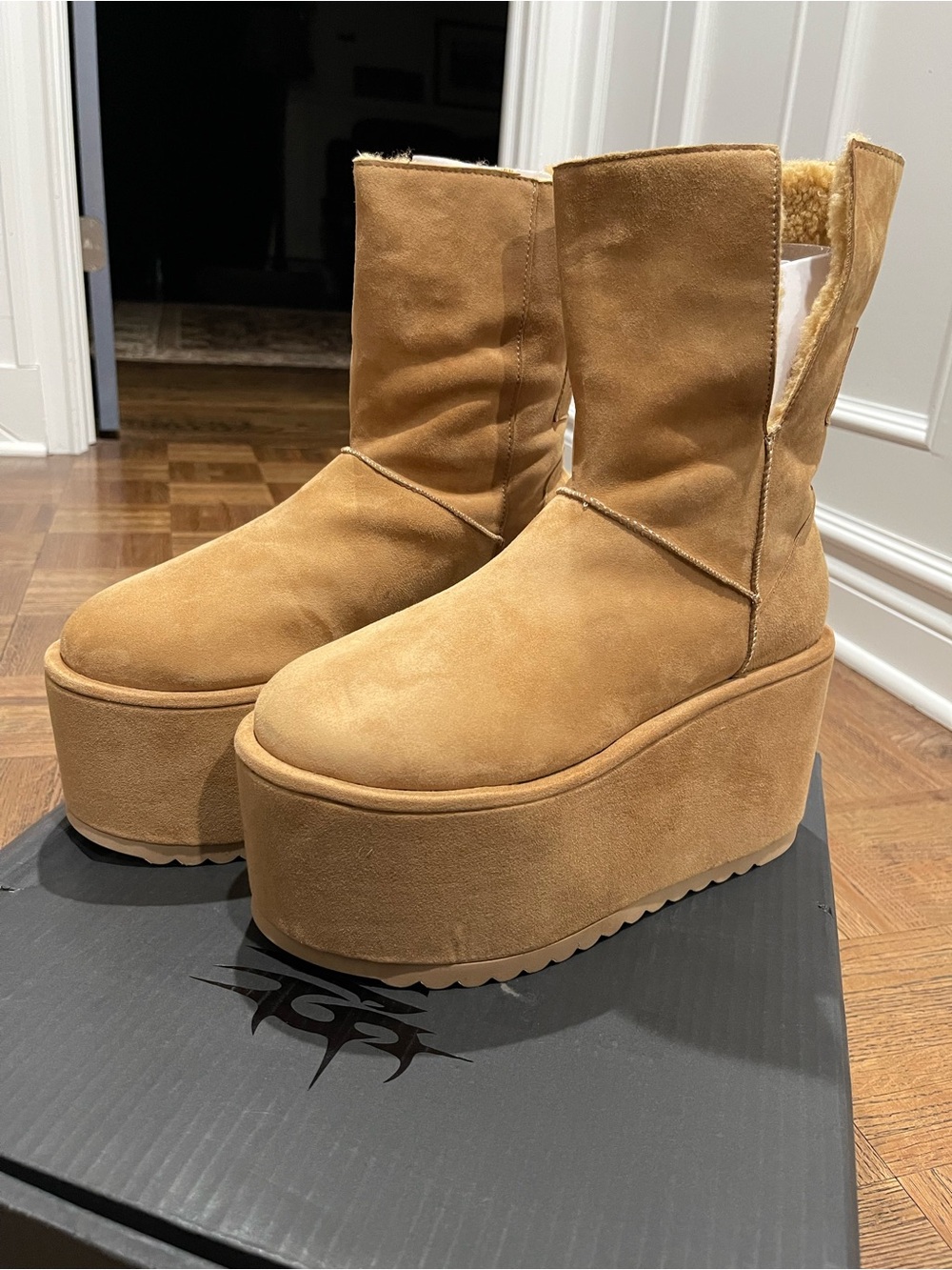 DOLLS KILL ATMOSPHERE FLEECE LINED SUEDE PLATFORM BOOTS DW21-416 US 8 BROWN NWT